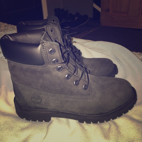 black hiking tims